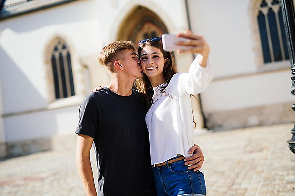 포토 JPG 주간 외국인 커플 여자 남자 데이트 키스 서기 미소 상반신 20대 성인 야외 두명 앞모습 스마트폰 다정 로맨틱 셀프카메라 광장 연애 크로아티아 산마르코대성당 성인만 국내포토 자연요소 유럽 뷰포인트 컨셉 관계 모션 표정 사람 인종 청년 핸드폰 스마트기기 성당 사진촬영 이탈리아 애정표현 파일형식