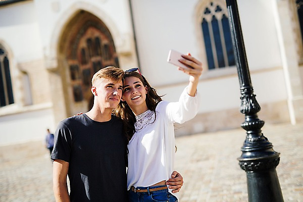 포토 JPG 주간 외국인 커플 여자 남자 데이트 서기 미소 상반신 20대 성인 야외 두명 앞모습 스마트폰 로맨틱 셀프카메라 광장 연애 크로아티아 산마르코대성당 성인만 국내포토 자연요소 유럽 뷰포인트 컨셉 관계 모션 표정 사람 인종 청년 핸드폰 스마트기기 성당 사진촬영 이탈리아 파일형식