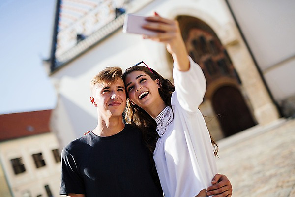 포토 JPG 주간 외국인 커플 여자 남자 데이트 서기 미소 상반신 20대 성인 야외 두명 앞모습 다정 로맨틱 셀프카메라 광장 연애 크로아티아 산마르코대성당 성인만 국내포토 자연요소 유럽 뷰포인트 컨셉 관계 모션 표정 사람 인종 청년 성당 사진촬영 이탈리아 파일형식