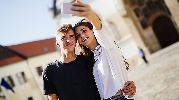 포토 JPG 주간 외국인 커플 여자 남자 데이트 서기 미소 상반신 20대 성인 야외 두명 앞모습 스마트폰 로맨틱 셀프카메라 광장 연애 크로아티아 산마르코대성당 성인만 국내포토 자연요소 유럽 뷰포인트 컨셉 관계 모션 표정 사람 인종 청년 핸드폰 스마트기기 성당 사진촬영 이탈리아 파일형식