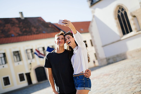 포토 JPG 주간 외국인 커플 여자 남자 데이트 서기 미소 상반신 20대 성인 야외 두명 앞모습 스마트폰 로맨틱 셀프카메라 광장 연애 크로아티아 산마르코대성당 성인만 국내포토 자연요소 유럽 뷰포인트 컨셉 관계 모션 표정 사람 인종 청년 핸드폰 스마트기기 성당 사진촬영 이탈리아 파일형식