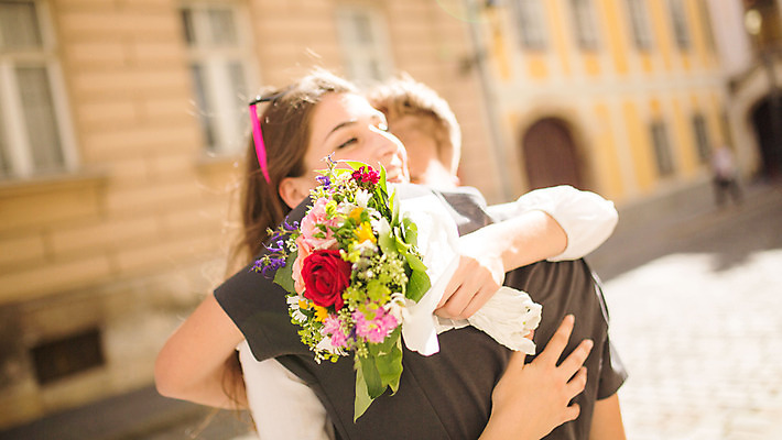 포토 JPG 주간 외국인 커플 여자 남자 꽃다발 데이트 안기 포옹 거리 20대 성인 야외 두명 로맨틱 도시 연애 크로아티아 성인만 국내포토 자연요소 꽃 유럽 컨셉 관계 모션 사람 인종 청년 파일형식