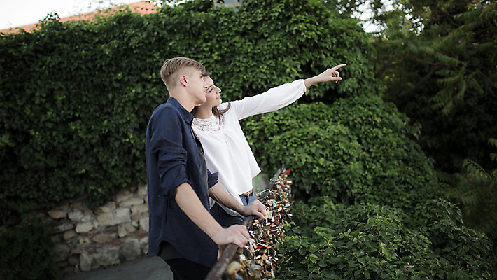 포토 JPG 주간 외국인 커플 여자 남자 데이트 거리 서기 20대 성인 야외 두명 옆모습 담장 로맨틱 가리킴 도시 연애 크로아티아 성인만 국내포토 자연요소 유럽 뷰포인트 컨셉 관계 모션 사람 인종 손짓 청년 파일형식