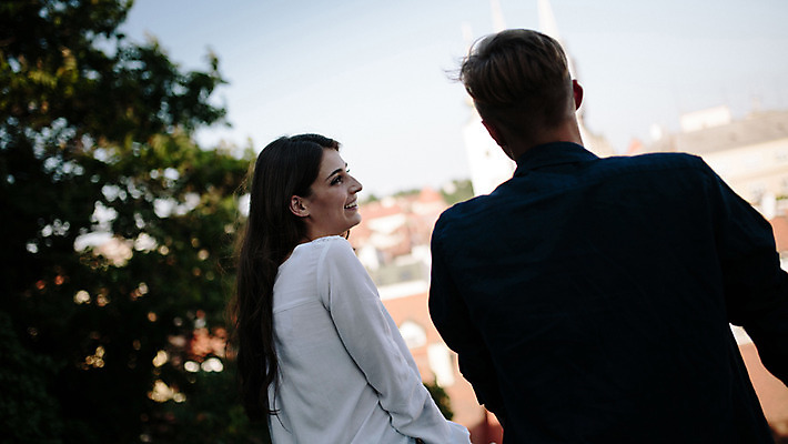 포토 JPG 주간 외국인 커플 여자 남자 데이트 거리 서기 20대 성인 야외 두명 뒷모습 로맨틱 도시 연애 크로아티아 성인만 국내포토 자연요소 유럽 뷰포인트 컨셉 관계 모션 사람 인종 청년 파일형식