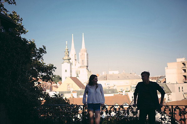 포토 JPG 주간 외국인 커플 여자 남자 데이트 난간 거리 20대 성인 야외 두명 앞모습 마을 로맨틱 도시 연애 크로아티아 성인만 국내포토 자연요소 유럽 뷰포인트 컨셉 관계 사람 인종 청년 파일형식