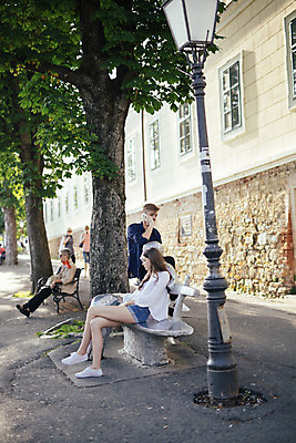 포토 JPG 주간 전신 외국인 커플 여자 남자 가로등 벤치 데이트 거리 앉기 여러명 20대 성인 야외 옆모습 로맨틱 도시 연애 크로아티아 성인만 국내포토 자연요소 공공시설 유럽 뷰포인트 다수 컨셉 의자 관계 모션 사람 인종 청년 파일형식