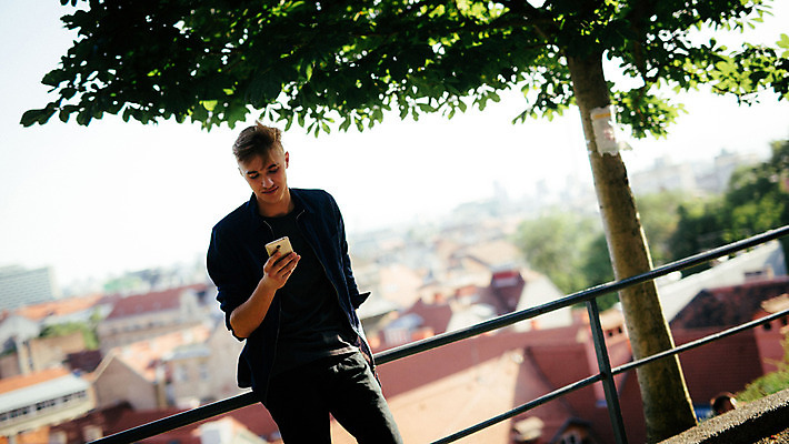 포토 JPG 주간 외국인 나무 남자 데이트 난간 거리 한명 들기 20대 성인 야외 앞모습 스마트폰 기댐 로맨틱 도시 연애 크로아티아 성인남자한명만 국내포토 자연요소 식물 1 유럽 뷰포인트 컨셉 모션 사람 인종 청년 핸드폰 스마트기기 남자한명만 성인남자만 파일형식