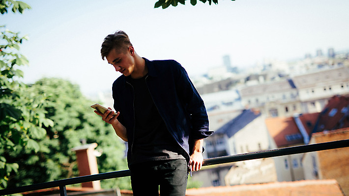 포토 JPG 주간 외국인 남자 데이트 난간 거리 한명 들기 20대 성인 야외 앞모습 스마트폰 기댐 로맨틱 도시 연애 크로아티아 성인남자한명만 국내포토 자연요소 1 유럽 뷰포인트 컨셉 모션 사람 인종 청년 핸드폰 스마트기기 남자한명만 성인남자만 파일형식