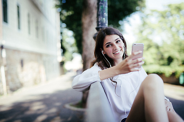 포토 JPG 주간 외국인 여자 이어폰 벤치 데이트 거리 한명 들기 앉기 20대 성인 야외 스마트폰 음악감상 로맨틱 도시 연애 크로아티아 성인여자한명만 국내포토 자연요소 1 유럽 음향기기 컨셉 의자 모션 사람 인종 청년 핸드폰 스마트기기 감상 여자한명만 성인여자만 파일형식