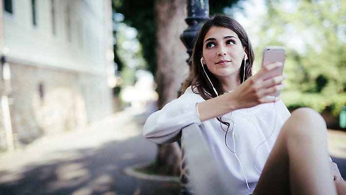 포토 JPG 주간 외국인 여자 이어폰 벤치 데이트 거리 한명 들기 앉기 20대 성인 야외 스마트폰 음악감상 로맨틱 도시 연애 크로아티아 성인여자한명만 국내포토 자연요소 1 유럽 음향기기 컨셉 의자 모션 사람 인종 청년 핸드폰 스마트기기 감상 여자한명만 성인여자만 파일형식