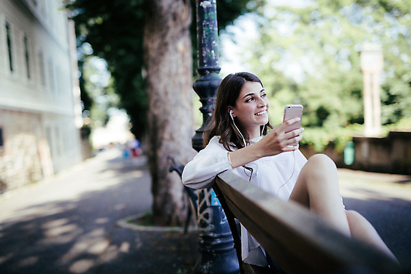 포토 JPG 주간 외국인 여자 이어폰 벤치 데이트 거리 한명 들기 앉기 20대 성인 야외 스마트폰 음악감상 로맨틱 도시 연애 크로아티아 성인여자한명만 국내포토 자연요소 1 유럽 음향기기 컨셉 의자 모션 사람 인종 청년 핸드폰 스마트기기 감상 여자한명만 성인여자만 파일형식
