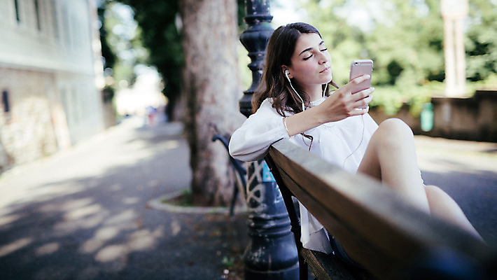 포토 JPG 주간 외국인 여자 이어폰 벤치 데이트 거리 한명 들기 앉기 20대 성인 야외 스마트폰 눈감음 음악감상 로맨틱 도시 연애 크로아티아 성인여자한명만 국내포토 자연요소 1 유럽 음향기기 컨셉 의자 모션 사람 인종 청년 핸드폰 스마트기기 감상 여자한명만 성인여자만 파일형식