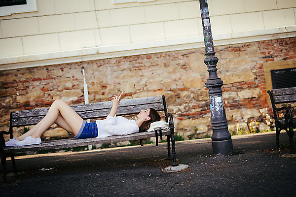 포토 JPG 주간 전신 외국인 여자 벤치 데이트 거리 한명 20대 성인 야외 옆모습 눕기 로맨틱 연애 크로아티아 성인여자한명만 국내포토 자연요소 1 유럽 뷰포인트 컨셉 의자 모션 사람 인종 청년 여자한명만 성인여자만 파일형식