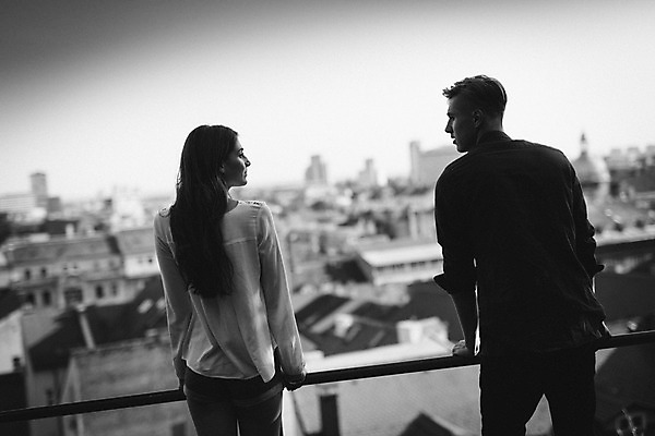 포토 JPG 주간 외국인 커플 여자 남자 데이트 난간 흑백 20대 성인 야외 두명 뒷모습 마주보기 마을 로맨틱 연애 크로아티아 성인만 국내포토 자연요소 유럽 뷰포인트 컨셉 관계 모션 촬영기법 사람 인종 청년 파일형식