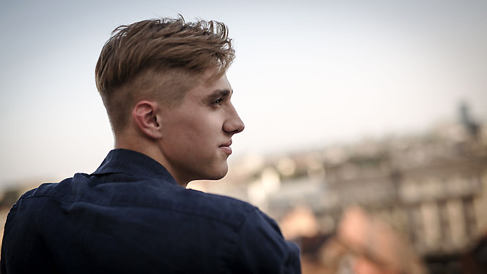 포토 JPG 주간 외국인 남자 데이트 거리 한명 20대 성인 야외 옆모습 로맨틱 도시 연애 크로아티아 성인남자한명만 국내포토 자연요소 1 유럽 뷰포인트 컨셉 사람 인종 청년 남자한명만 성인남자만 파일형식