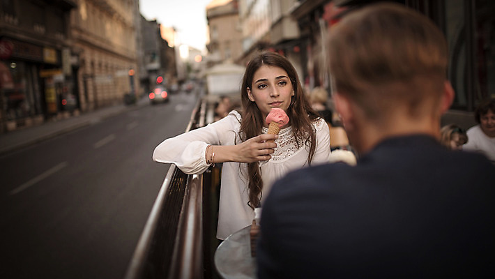포토 JPG 주간 외국인 커플 여자 남자 데이트 거리 앉기 20대 성인 야외 두명 앞모습 뒷모습 카페 로맨틱 도시 연애 아이스크림콘 크로아티아 카페테라스 성인만 국내포토 자연요소 유럽 뷰포인트 컨셉 관계 모션 사람 인종 청년 상점 콘 파일형식