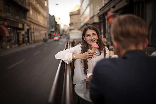 포토 JPG 주간 외국인 커플 여자 남자 데이트 거리 앉기 20대 성인 야외 두명 앞모습 뒷모습 카페 로맨틱 도시 연애 아이스크림콘 크로아티아 카페테라스 성인만 국내포토 자연요소 유럽 뷰포인트 컨셉 관계 모션 사람 인종 청년 상점 콘 파일형식