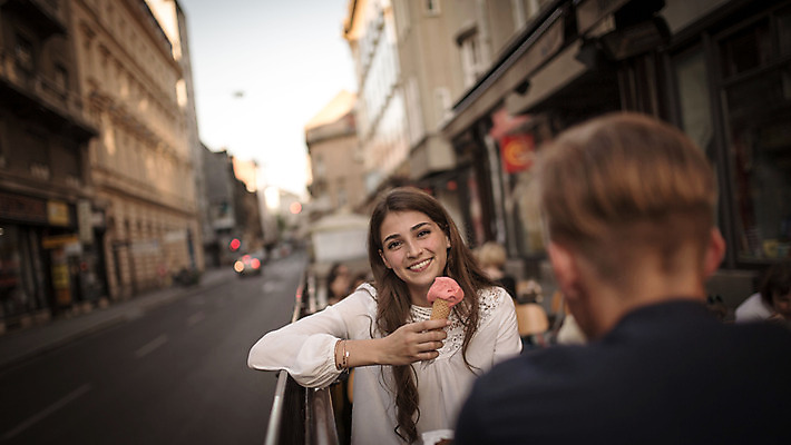 포토 JPG 주간 외국인 커플 여자 남자 데이트 거리 앉기 20대 성인 야외 두명 앞모습 뒷모습 카페 로맨틱 도시 연애 아이스크림콘 크로아티아 카페테라스 성인만 국내포토 자연요소 유럽 뷰포인트 컨셉 관계 모션 사람 인종 청년 상점 콘 파일형식