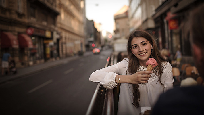 포토 JPG 주간 외국인 커플 여자 남자 데이트 거리 앉기 20대 성인 야외 두명 앞모습 카페 로맨틱 도시 연애 아이스크림콘 크로아티아 카페테라스 성인만 국내포토 자연요소 유럽 뷰포인트 컨셉 관계 모션 사람 인종 청년 상점 콘 파일형식