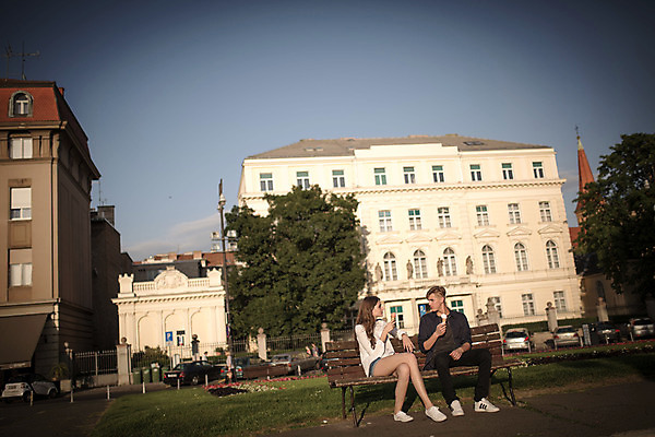 포토 JPG 주간 전신 외국인 커플 여자 남자 벤치 데이트 거리 앉기 20대 성인 야외 두명 건물 앞모습 로맨틱 도시 연애 아이스크림콘 크로아티아 성인만 국내포토 자연요소 건축물 유럽 뷰포인트 컨셉 의자 관계 모션 사람 인종 청년 콘 파일형식
