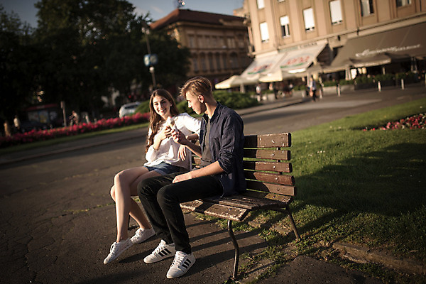 포토 JPG 주간 외국인 커플 여자 남자 벤치 데이트 거리 앉기 20대 성인 야외 두명 건물 옆모습 로맨틱 도시 연애 아이스크림콘 크로아티아 성인만 국내포토 자연요소 건축물 유럽 뷰포인트 컨셉 의자 관계 모션 사람 인종 청년 콘 파일형식