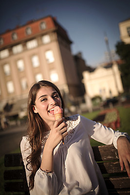 포토 JPG 주간 외국인 여자 벤치 데이트 거리 한명 앉기 20대 성인 야외 앞모습 로맨틱 도시 연애 아이스크림콘 크로아티아 성인여자한명만 국내포토 자연요소 1 유럽 뷰포인트 컨셉 의자 모션 사람 인종 청년 콘 여자한명만 성인여자만 파일형식