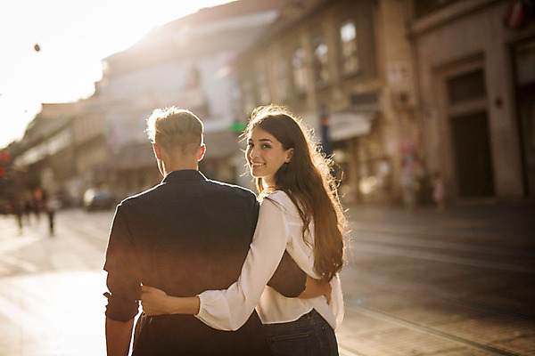 포토 JPG 주간 외국인 커플 여자 남자 데이트 안기 거리 20대 성인 야외 두명 뒷모습 걷기 다정 로맨틱 도시 뒤돌아보기 연애 크로아티아 성인만 국내포토 자연요소 유럽 뷰포인트 컨셉 관계 모션 사람 인종 청년 파일형식