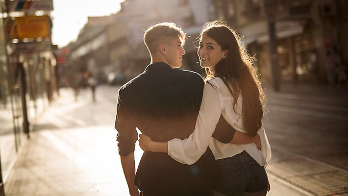 포토 JPG 주간 외국인 커플 여자 남자 데이트 안기 거리 20대 성인 야외 두명 뒷모습 걷기 다정 로맨틱 도시 뒤돌아보기 연애 크로아티아 성인만 국내포토 자연요소 유럽 뷰포인트 컨셉 관계 모션 사람 인종 청년 파일형식