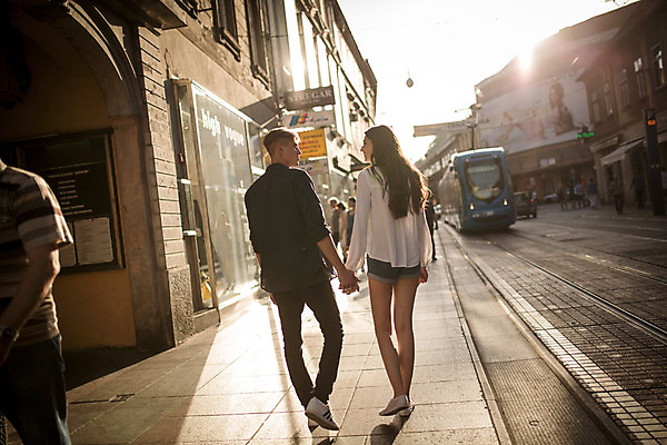 포토 JPG 주간 전신 외국인 커플 여자 남자 데이트 거리 여러명 20대 성인 야외 뒷모습 걷기 상점 로맨틱 도시 연애 크로아티아 트램 성인만 국내포토 자연요소 유럽 교통수단 뷰포인트 다수 컨셉 관계 모션 사람 인종 청년 파일형식