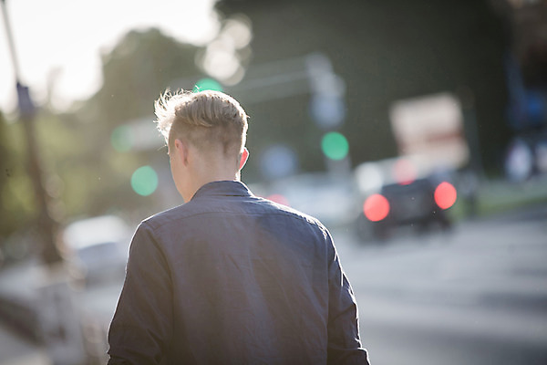 포토 JPG 주간 외국인 남자 데이트 거리 한명 20대 성인 야외 뒷모습 로맨틱 도시 연애 크로아티아 성인남자한명만 국내포토 자연요소 1 유럽 뷰포인트 컨셉 사람 인종 청년 남자한명만 성인남자만 파일형식