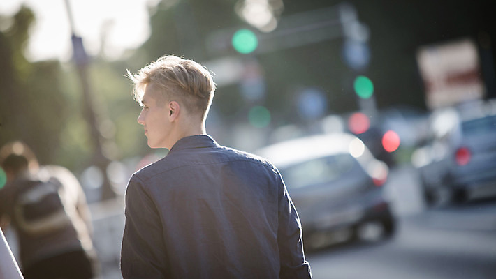 포토 JPG 주간 외국인 남자 데이트 거리 한명 20대 성인 야외 뒷모습 로맨틱 도시 연애 크로아티아 성인남자한명만 국내포토 자연요소 1 유럽 뷰포인트 컨셉 사람 인종 청년 남자한명만 성인남자만 파일형식