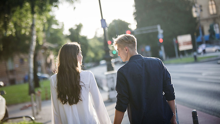 포토 JPG 주간 외국인 커플 여자 남자 데이트 거리 20대 성인 야외 두명 뒷모습 걷기 로맨틱 도시 연애 크로아티아 성인만 국내포토 자연요소 유럽 뷰포인트 컨셉 관계 모션 사람 인종 청년 파일형식