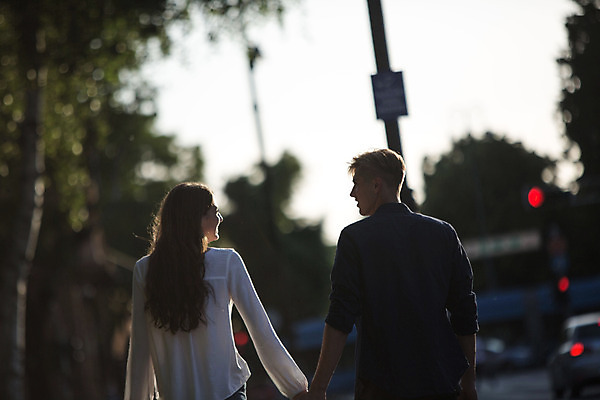 포토 JPG 주간 외국인 커플 여자 남자 데이트 거리 20대 성인 야외 두명 뒷모습 아웃포커스 손잡기 로맨틱 도시 연애 크로아티아 성인만 국내포토 자연요소 유럽 뷰포인트 컨셉 관계 모션 촬영기법 사람 인종 청년 파일형식