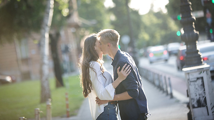 포토 JPG 주간 외국인 커플 여자 남자 데이트 거리 키스 20대 성인 야외 두명 옆모습 로맨틱 도시 연애 크로아티아 성인만 국내포토 자연요소 유럽 뷰포인트 컨셉 관계 사람 인종 청년 애정표현 파일형식