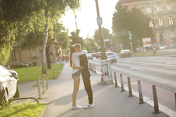 포토 JPG 주간 전신 외국인 커플 여자 남자 데이트 안기 거리 20대 성인 야외 두명 옆모습 로맨틱 도시 연애 크로아티아 성인만 국내포토 자연요소 유럽 뷰포인트 컨셉 관계 모션 사람 인종 청년 파일형식