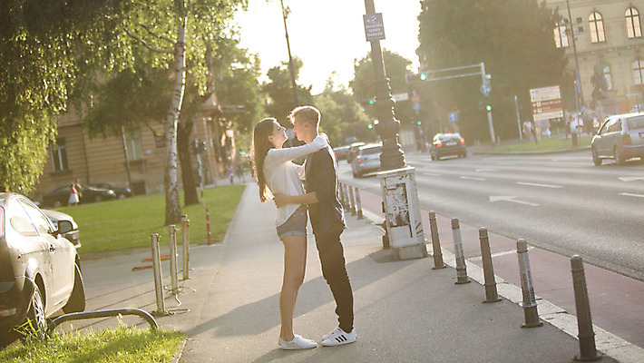 포토 JPG 주간 전신 외국인 커플 여자 남자 데이트 안기 거리 20대 성인 야외 두명 옆모습 다정 로맨틱 도시 연애 크로아티아 성인만 국내포토 자연요소 유럽 뷰포인트 컨셉 관계 모션 사람 인종 청년 파일형식