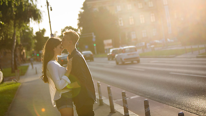 포토 JPG 주간 외국인 커플 여자 남자 데이트 포옹 거리 20대 성인 야외 두명 옆모습 햇빛 다정 로맨틱 도시 연애 크로아티아 성인만 국내포토 자연요소 유럽 뷰포인트 컨셉 관계 안기 사람 인종 청년 태양 파일형식