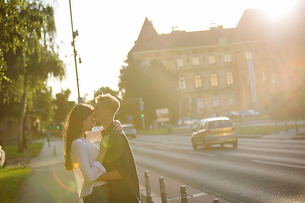포토 JPG 주간 외국인 커플 여자 남자 데이트 안기 거리 키스 20대 성인 야외 두명 옆모습 햇빛 다정 로맨틱 도시 연애 크로아티아 성인만 국내포토 자연요소 유럽 뷰포인트 컨셉 관계 모션 사람 인종 청년 태양 애정표현 파일형식