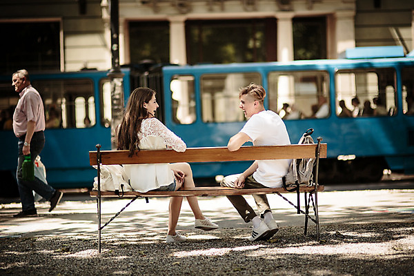 포토 JPG 주간 외국인 커플 여자 남자 벤치 데이트 거리 앉기 20대 성인 야외 옆모습 세명 마주보기 로맨틱 도시 전차 연애 크로아티아 성인만 국내포토 자연요소 유럽 육상교통 뷰포인트 컨셉 의자 관계 모션 대중교통 사람 인종 청년 파일형식