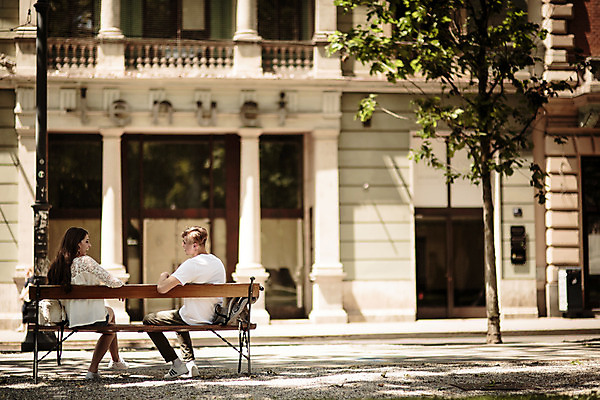 포토 JPG 주간 전신 외국인 나무 커플 여자 남자 벤치 데이트 거리 20대 성인 야외 두명 뒷모습 마주보기 로맨틱 도시 연애 크로아티아 성인만 국내포토 자연요소 식물 유럽 뷰포인트 컨셉 의자 관계 모션 사람 인종 청년 파일형식