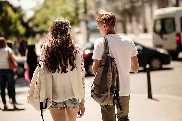 포토 JPG 주간 외국인 커플 여자 남자 데이트 거리 20대 성인 야외 두명 뒷모습 걷기 로맨틱 도시 연애 백팩 크로아티아 성인만 국내포토 자연요소 유럽 뷰포인트 컨셉 가방 관계 모션 사람 인종 청년 파일형식