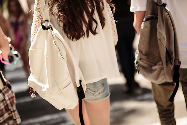 포토 JPG 주간 외국인 커플 여자 남자 데이트 거리 20대 성인 야외 두명 뒷모습 로맨틱 도시 연애 백팩 크로아티아 성인만 국내포토 자연요소 유럽 뷰포인트 컨셉 가방 관계 사람 인종 청년 파일형식