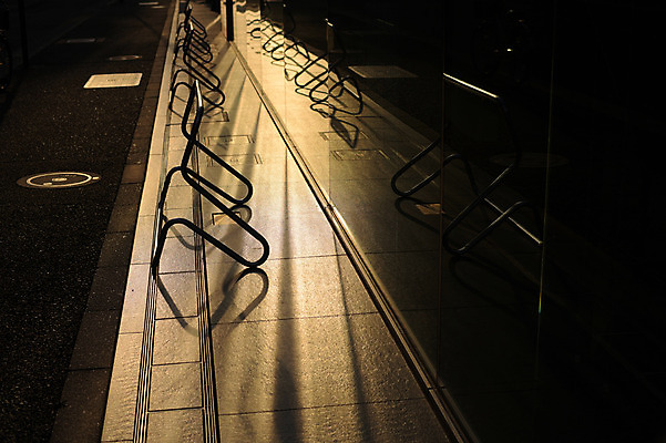 포토 JPG 주간 도로 거리풍경 풍경 사람없음 야외 일본 일몰 도쿄 자전거주차장 국내포토 자연요소 아시아 길 교통시설 거리 노을 주차장 파일형식