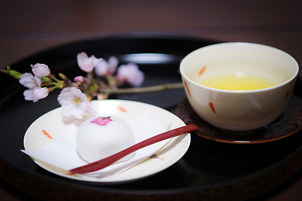 포토 JPG 접시 음식 포크 일본문화 실내 사람없음 아웃포커스 일본 벚꽃 차 찻잔 다과 모찌 일본음식 국내포토 동양문화 식기 꽃 아시아 음료 외국문화 디저트 잔 촬영기법 내부 파일형식