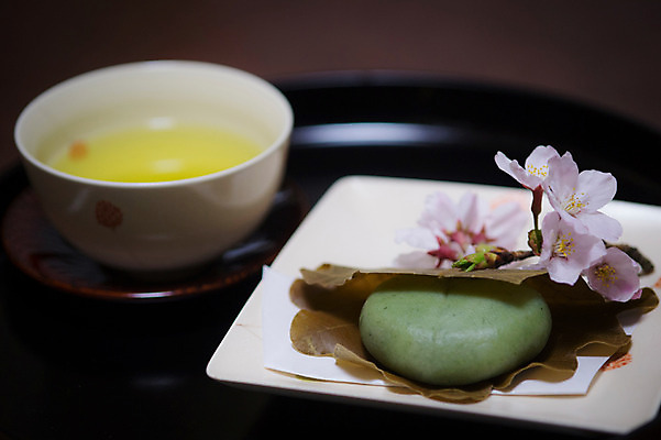 포토 JPG 접시 음식 일본문화 실내 사람없음 아웃포커스 일본 벚꽃 차 찻잔 다과 모찌 일본음식 국내포토 동양문화 식기 꽃 아시아 음료 외국문화 디저트 잔 촬영기법 내부 파일형식