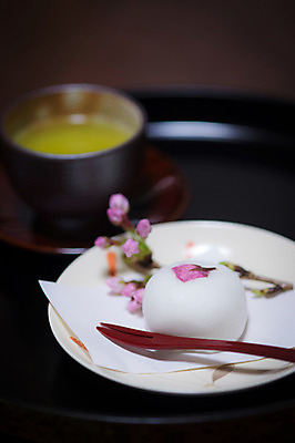 포토 JPG 접시 음식 포크 일본문화 실내 사람없음 아웃포커스 일본 벚꽃 차 찻잔 다과 모찌 일본음식 국내포토 동양문화 식기 꽃 아시아 음료 외국문화 디저트 잔 촬영기법 내부 파일형식
