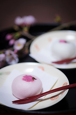 포토 JPG 접시 음식 포크 일본문화 실내 사람없음 아웃포커스 일본 벚꽃 다과 모찌 일본음식 국내포토 동양문화 식기 꽃 아시아 외국문화 디저트 촬영기법 내부 파일형식