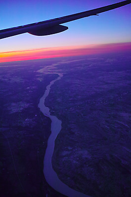 포토 JPG 캐나다 하늘 풍경 사람없음 야외 강 노을 일몰 비행 비행기날개 국내포토 자연요소 북아메리카 비행기 파일형식