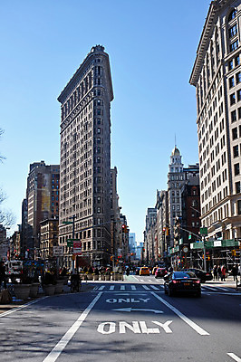 포토 JPG 주간 구름 도로 자동차 하늘 거리풍경 풍경 빌딩 여러명 야외 도시 보행자 횡단보도 뉴욕 플랫아이언빌딩 국내포토 자연요소 길 육상교통 다수 교통시설 거리 사람 건물 미국 보행로 파일형식