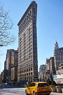 포토 JPG 주간 도로 자동차 하늘 거리풍경 풍경 빌딩 야외 도시 뉴욕 플랫아이언빌딩 국내포토 자연요소 길 육상교통 교통시설 거리 건물 미국 파일형식